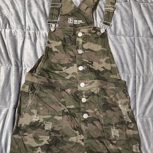 Girls Camo distressed overall shorts. Size 11-12
